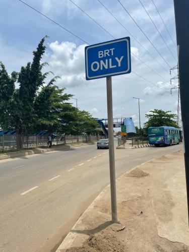 Un panneau de signalisation indique la voie reservée aux bus du réseau de Bus Rapid System (BRT), Lagos, avril 2022.