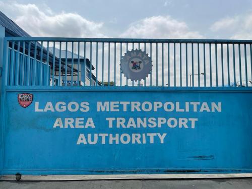 Le portail d'entrée des locaux de l'autorité organisatrice des transports LAMATA, Lagos, avril 2022.