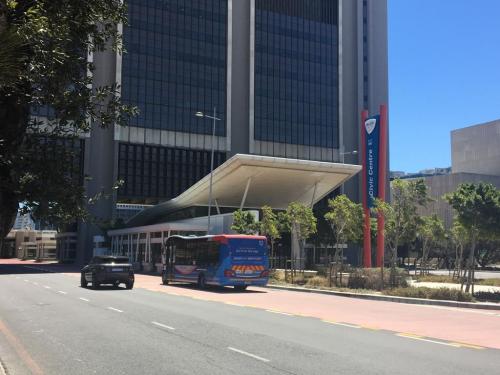Un bus du réseau de Bus Rapid System entre en station à l'arrêt Civic Centre, Cape Town, février 2019.