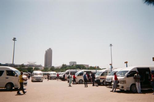 La gare routière des minibus taxis à quelques mètres de l'arrêt de bus Civic Centre, Cape Town, février 2019.