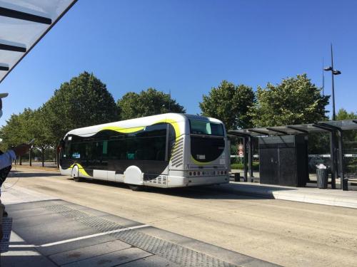 Le bus du système de Bus à Haut Niveau de Service (BHNS) T-Zen quitte la station Carré Trait-d'Union, Lieusaint, 2020.