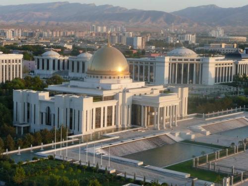 Vue du centre-ville d’Achkhabad, capitale du Turkménistan.