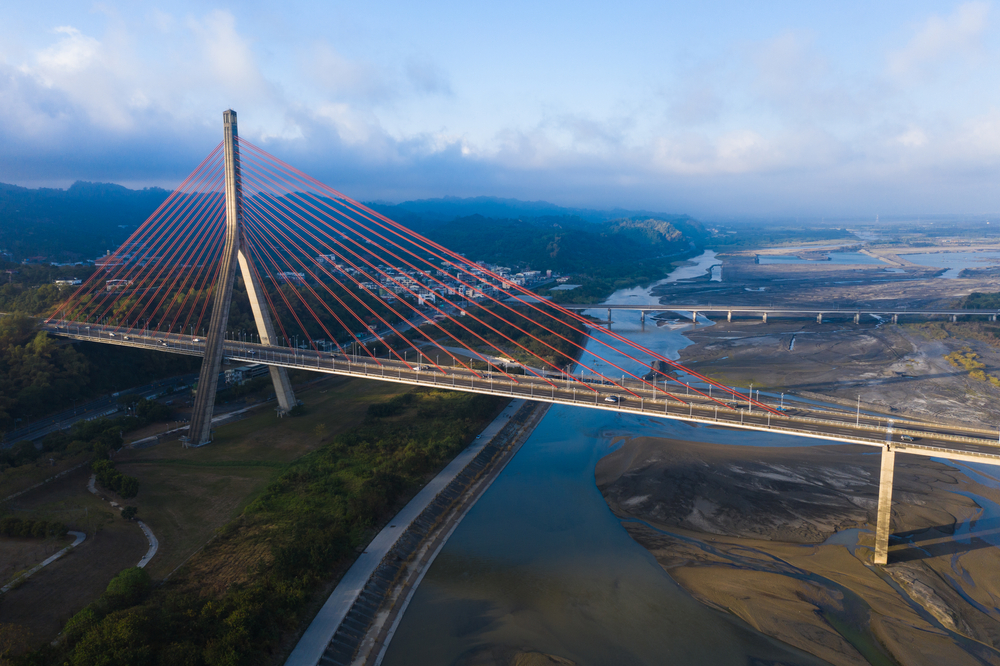 Bridge in Taiwan_photo by Sean Yeh for Shutterstock