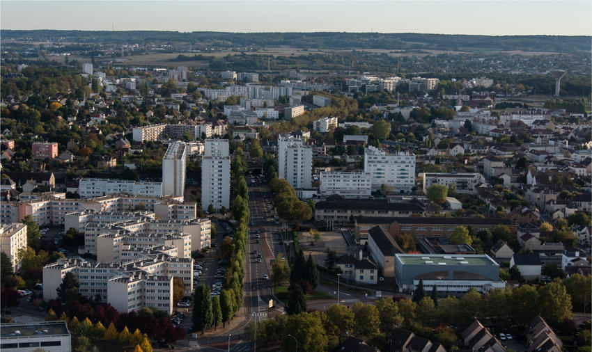 Aerial view of buildings in the suburban city of Les Mureaux ©Shutterstock