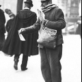 Distributeur de tracts à Paris en 1912 @Wikipédia