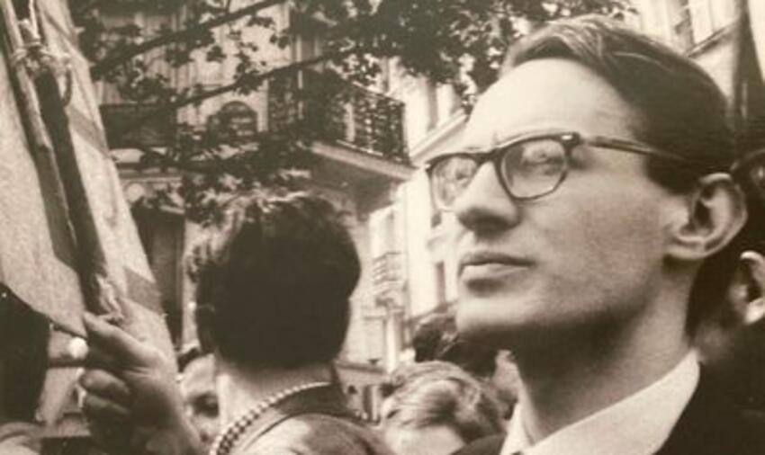 Jean-Luc Parodi  tenant la pancarte de Sciences Po le 13 mai 1968