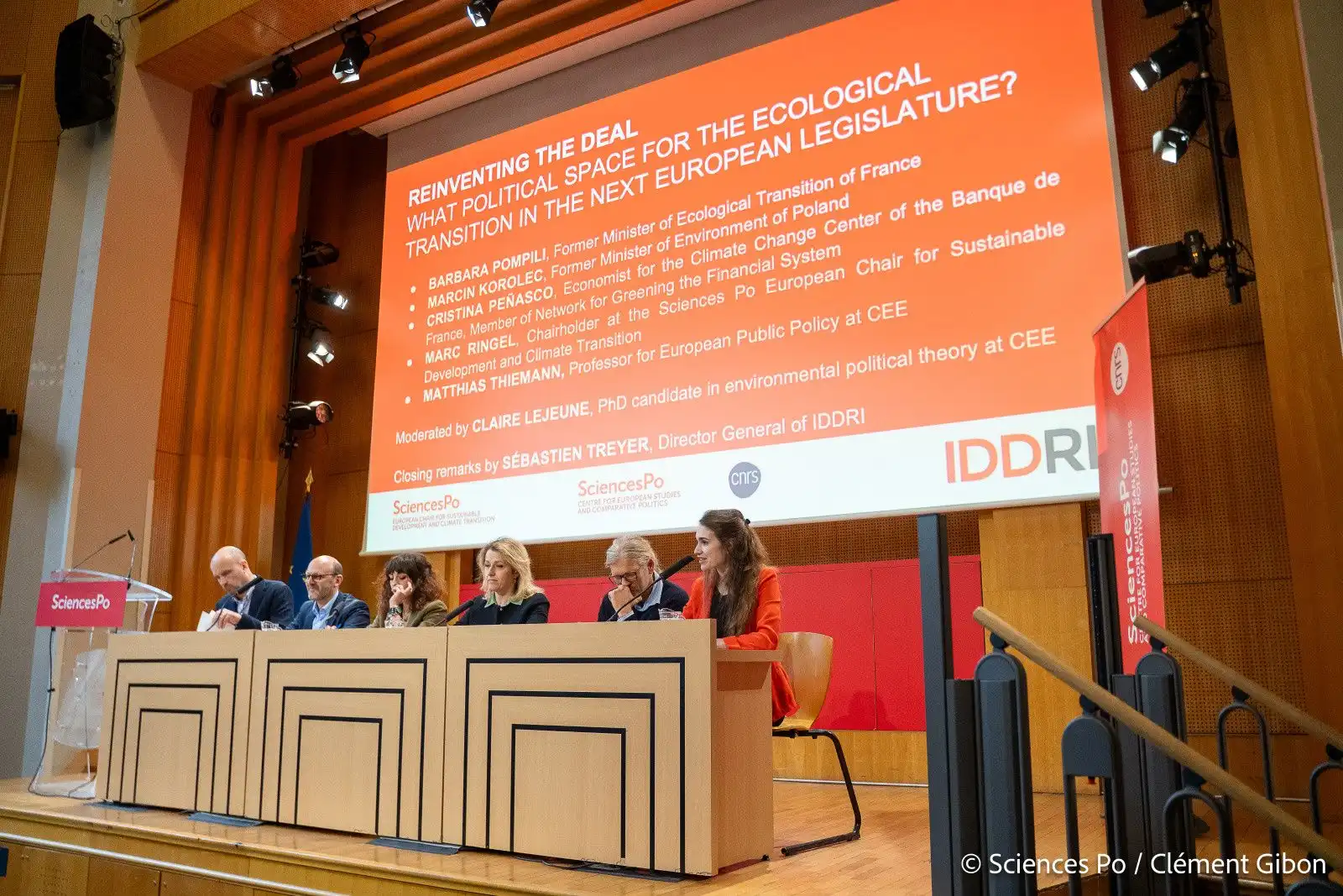 Picture of the panel on "Reinventing the deal"