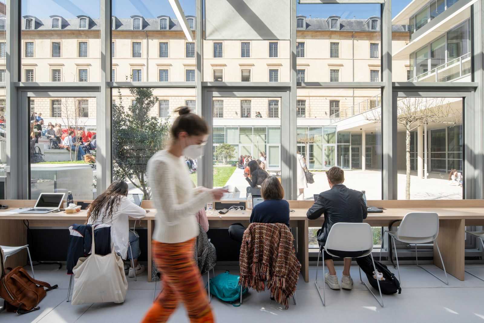 Internal view of the 1 Saint-Thomas library