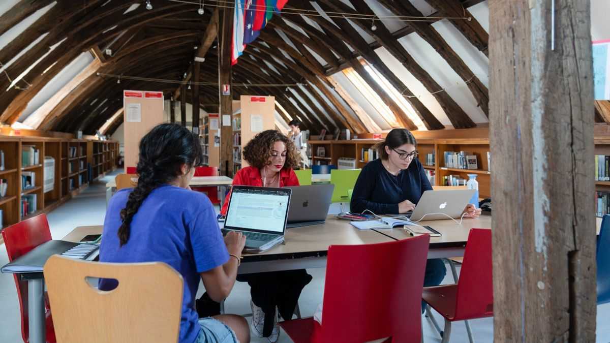 sciencespo-campus-poitiers-bibliotheque-16-9-002.jpg