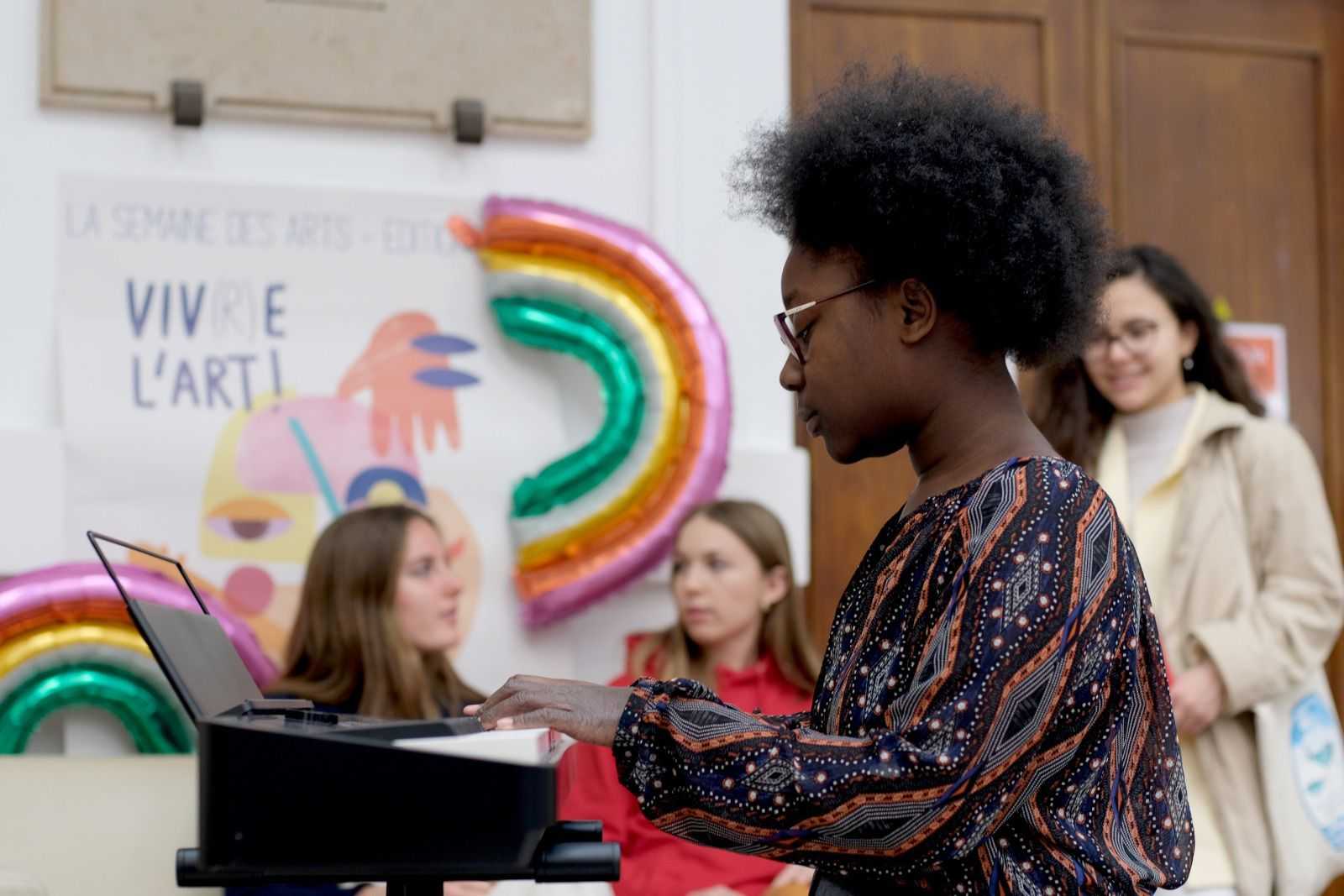 Etudiantes devant les animations en péniche, dans le hall du 27