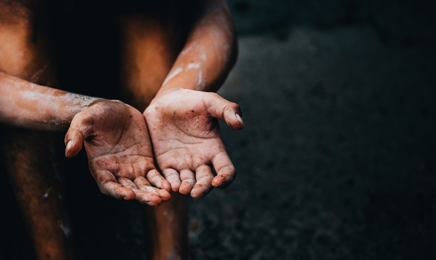 Mains d'un enfant pauvre. Concept de pauvreté©Shutterstock/panitanphoto