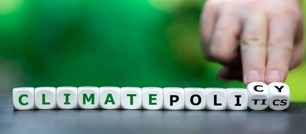 Dice spelling out alternatively "climate policy" and "climate politics"