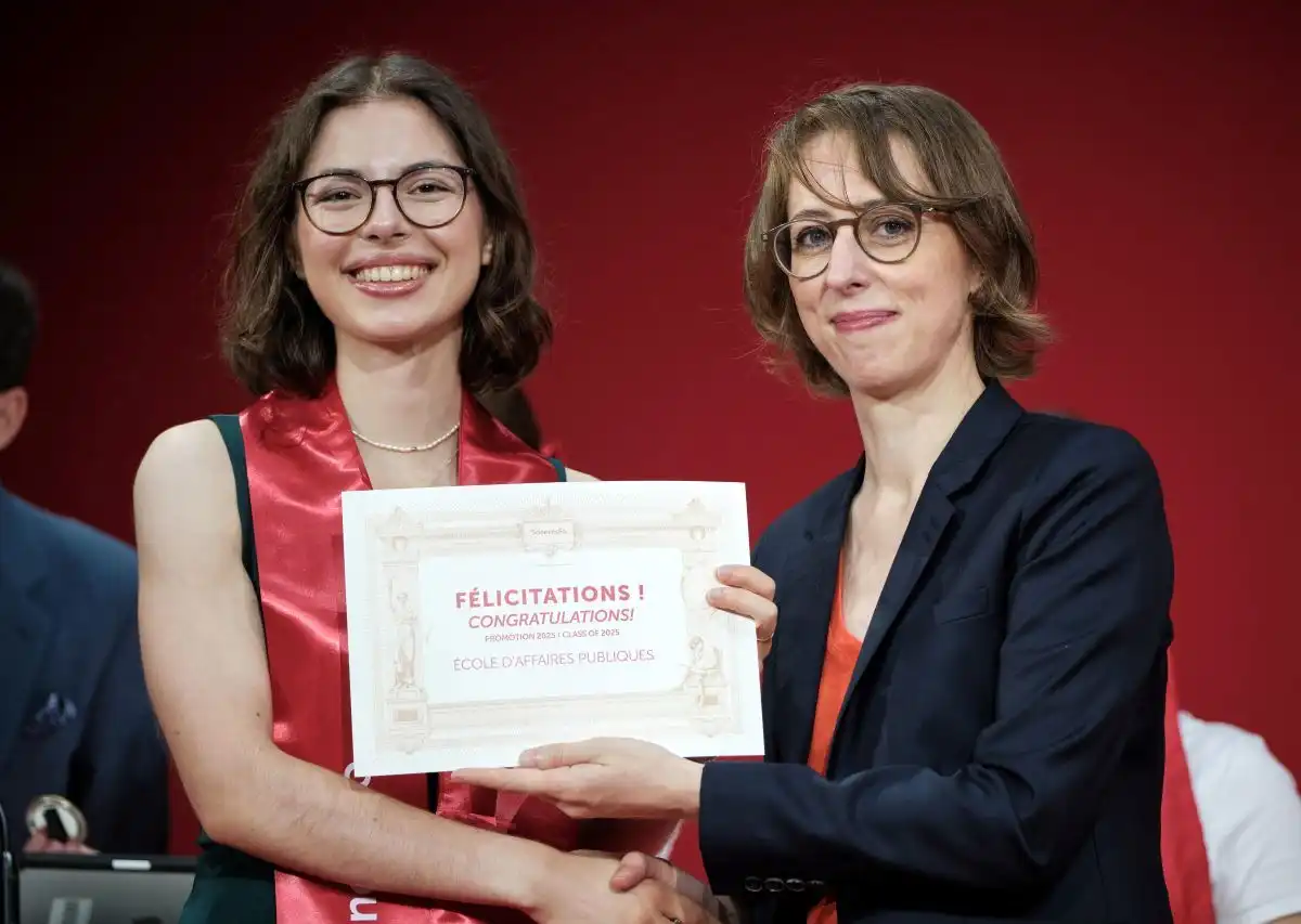 Franziska KAENDLER, 2025 Summa Cum Laude graduate, Master in Public Policy, Europe in the world policy stream, with Anne-Célia Feutrie, Executive Director and Vice-Dean of the School of Public Affairs