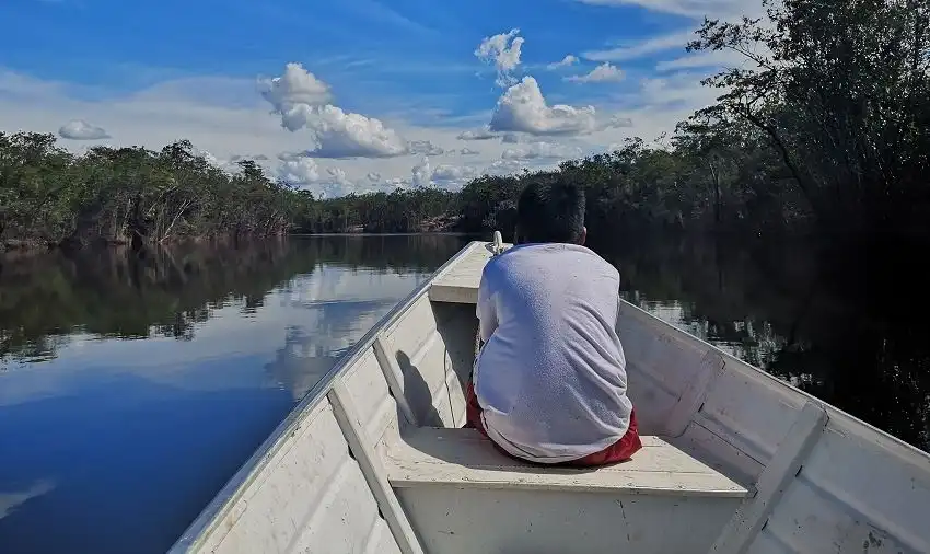 Child navigating a river in Colombia © Ana Sofia Torres Diaz