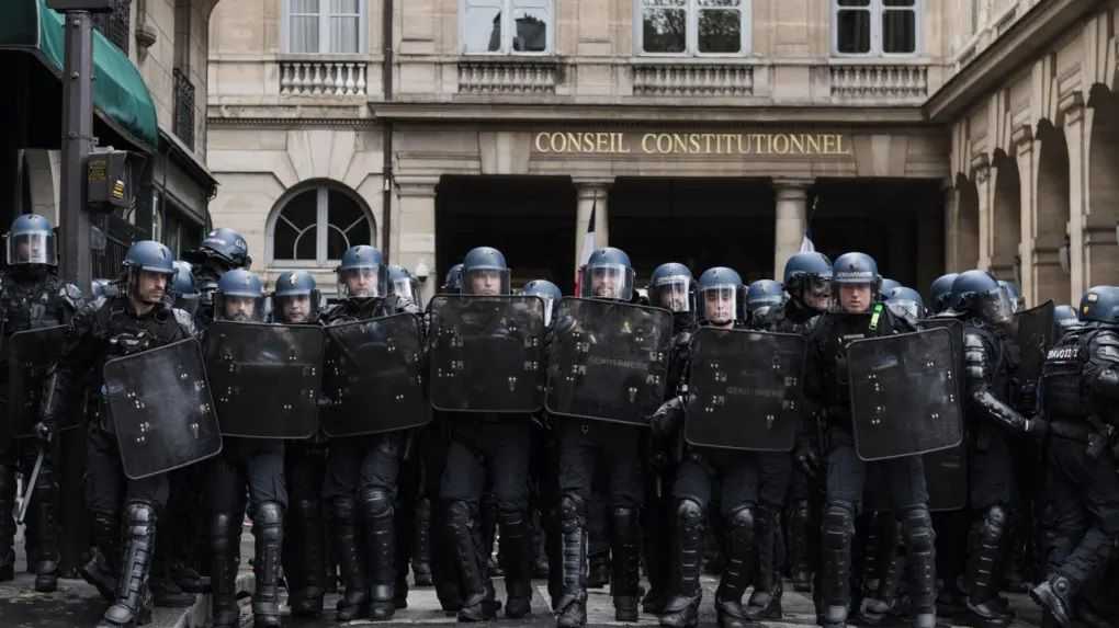 Un important dispositif policier est en place devant le Conseil constitutionnel le 13 avril 2023