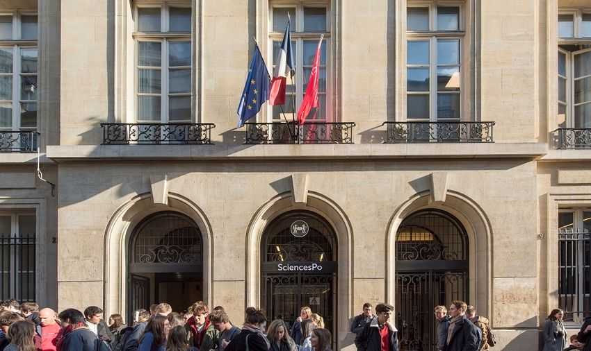 Étudiants devant l'entrée du 27 rue Saint Guillaume, Paris ©Martin Argyroglo