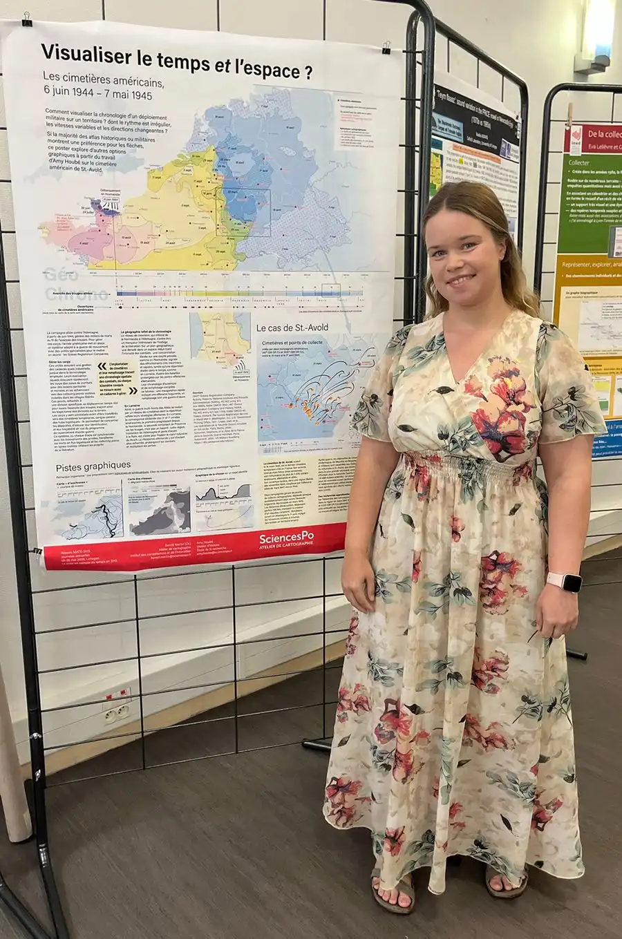 Amy Hoube devant le poster réalisé en collaboration avec l'atelier de cartographie de Sciences Po pour les journées MATE-SHS