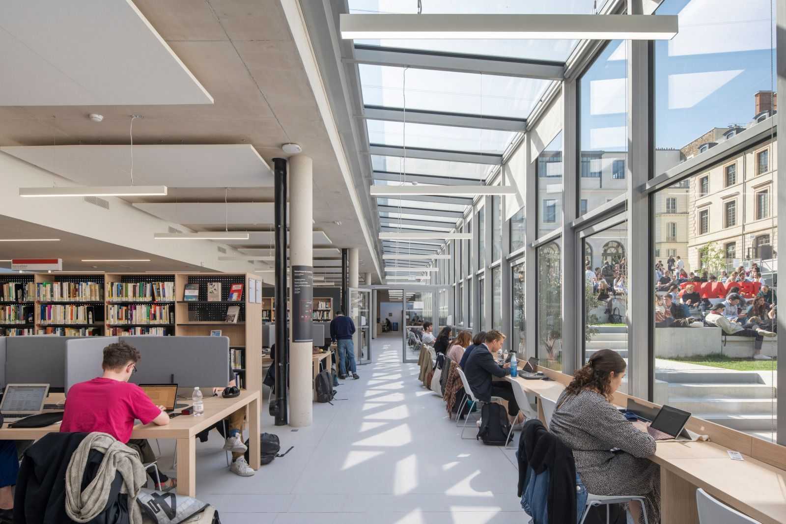 Étudiants dans la salle de lecture de la bibliothèque de recherche