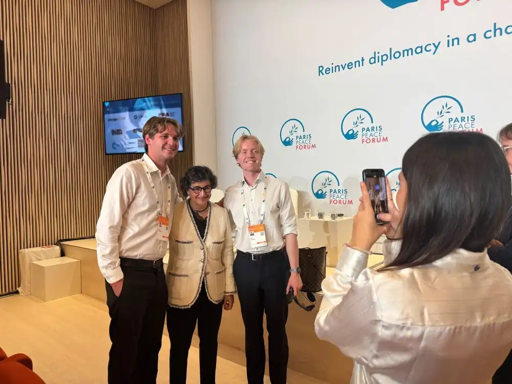 PSIA students taking pictures with Arancha Gonzáles, PSIA Dean.