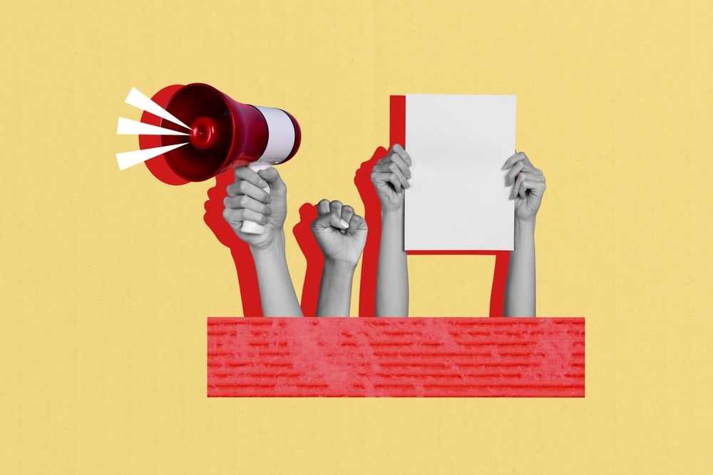 Poing levé, haut parleur et bulletin de vote