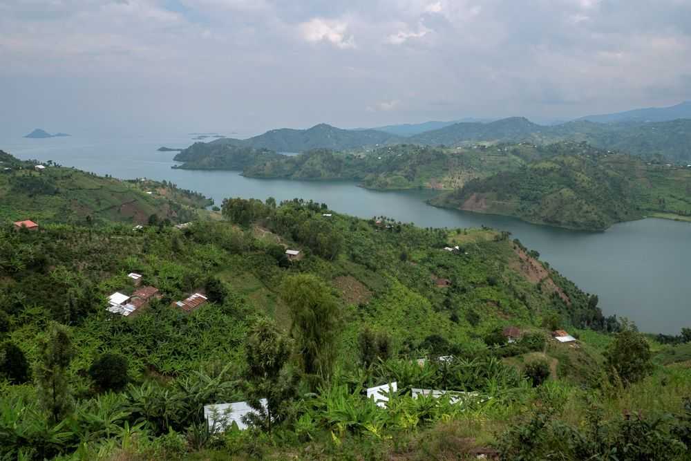 Vue sur le lac de kivu sur le sentier des congo-niles