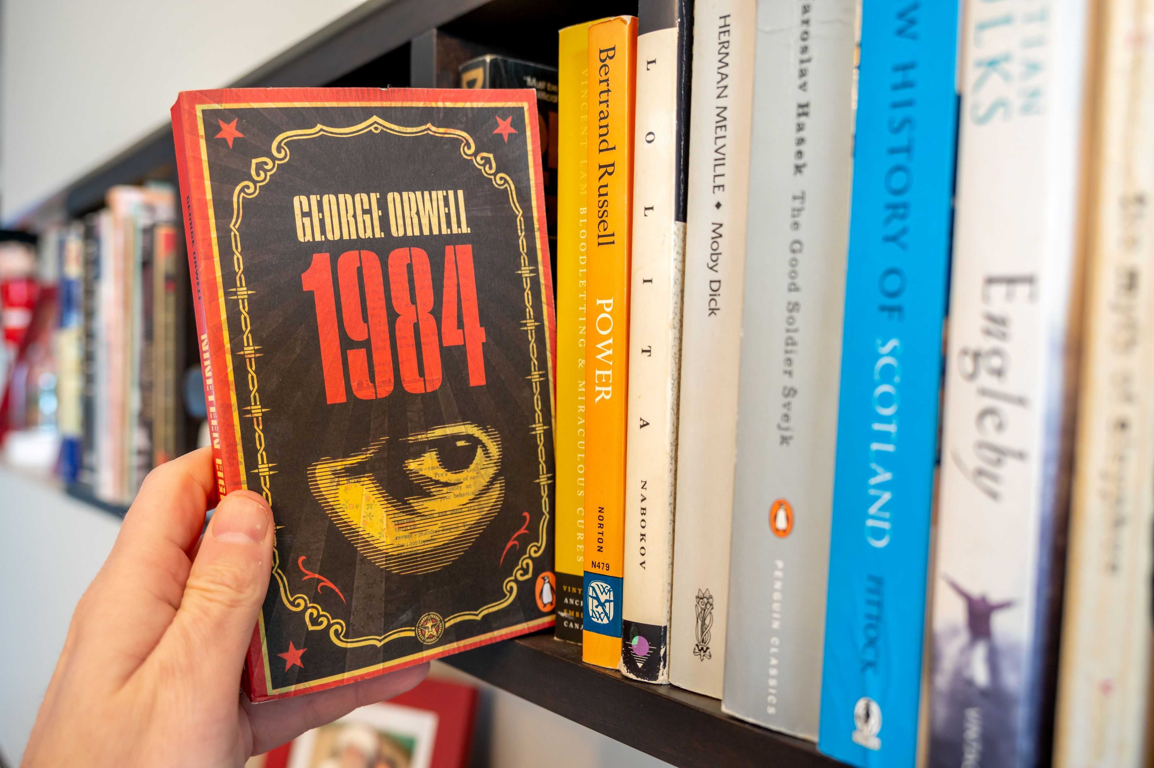 Calgary (Alberta) - 22 décembre 2022 : Sortir Orwell de 1984 d'une bibliothèque.