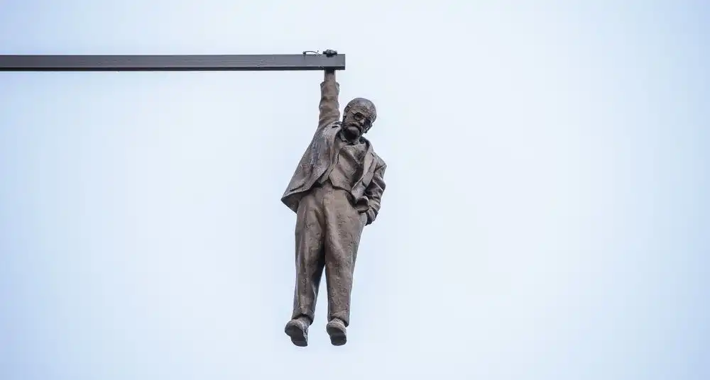 Sculpture de Sigmund Freud suspendu à une poutre à Prague réalisée par David Černý
