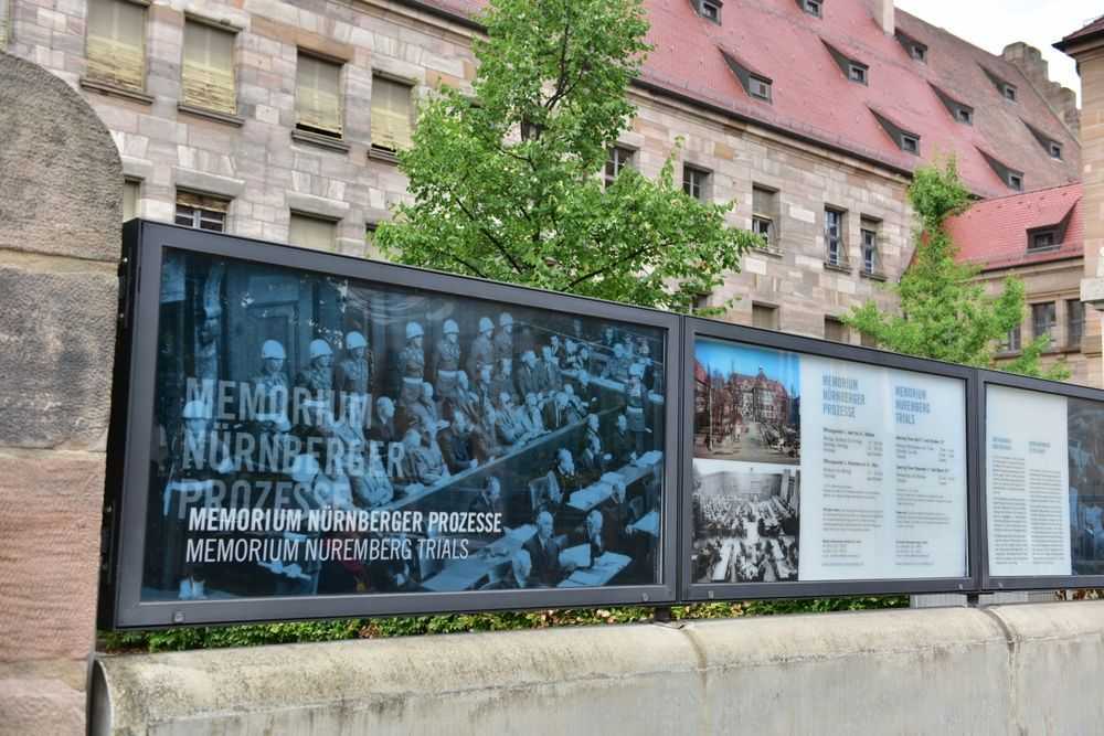Nuremberg, Bavière, Allemagne - 08 28 2022. Mémoire des procès de Nuremberg, les premiers procès criminels devant un tribunal militaire international se sont déroulés ici dans la salle du jury 600