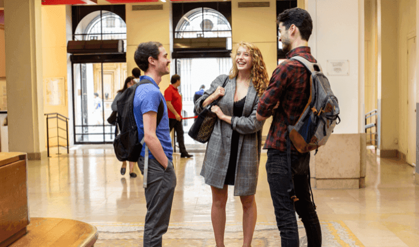 Étudiants de Sciences Po sur le campus de Paris