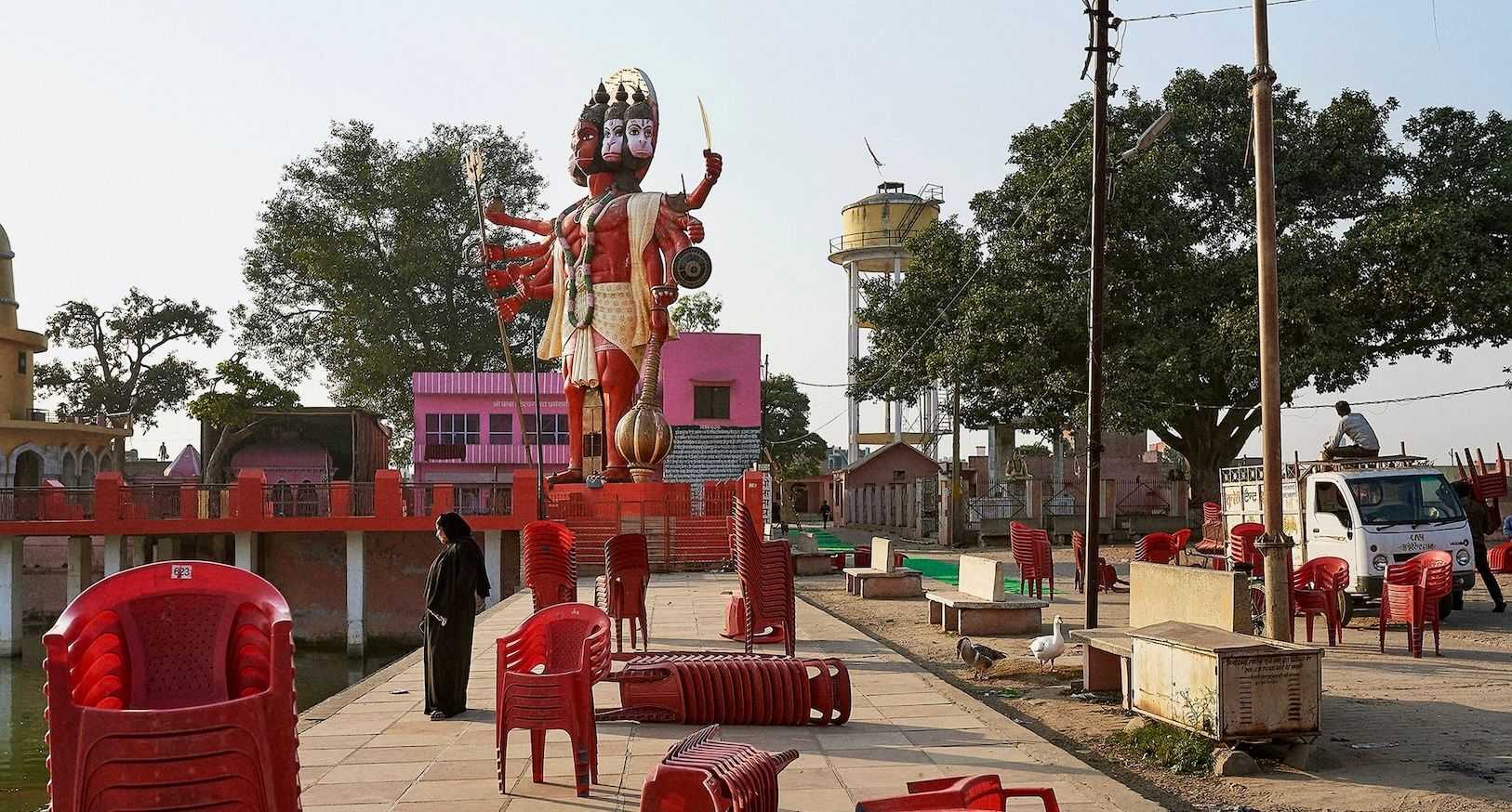 Au temple hindou de Vasudev, à Amroha (Inde), une visiteuse musulmane attend ses enfants, qui font une promenade en bateau sur l'étang du temple. Photo L. Gayer, 2015