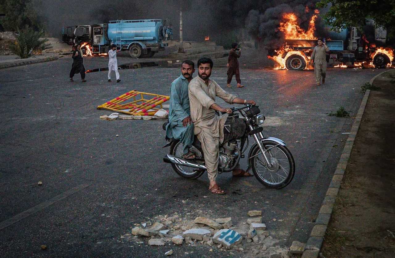 Émeutes à Karachi suite à l'arrestation d'Imran Khan.