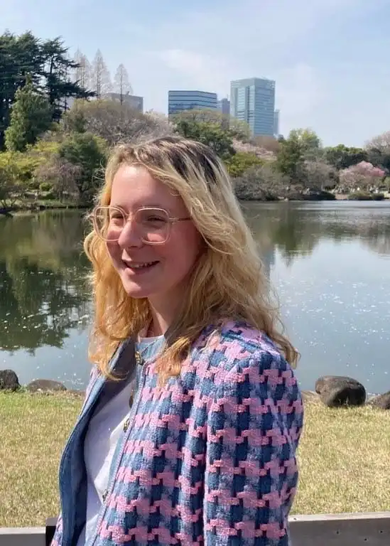 Maud Niemi à Tokyo, Shinjuku Gyoen, en avril 2024, à la fin de la saison des cerisiers en fleurs.