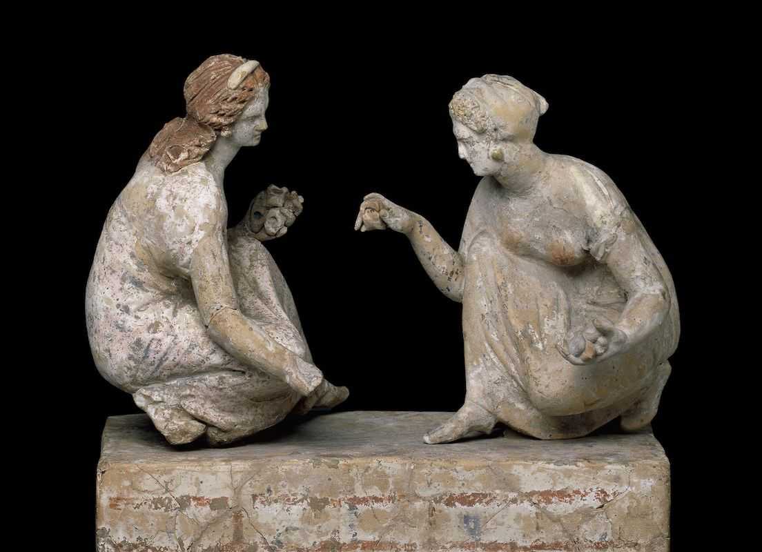 Sculpture en terre cuite de femmes joueuses d'osselets (astragalos)
