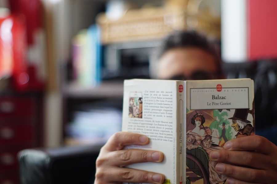 Une personne lit Le Père Goriot d'Honoré de Balzac, en 2016.