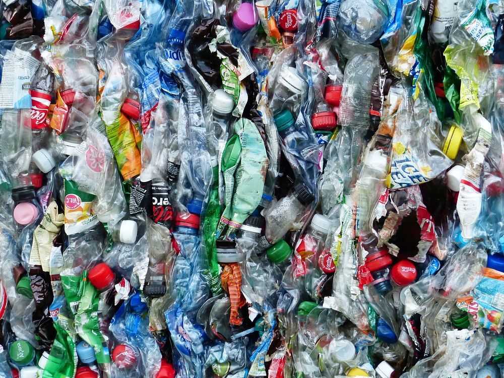 Un tas de bouteilles en plastique compactées.
