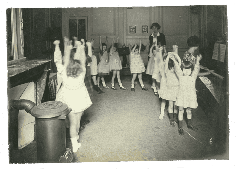 Classe de danse rythmique, Jardin d’enfants du Collège Sévigné, 1920, photographie noir et blanc, Collège Sévigné (Paris), Archives © Collège Sévigné