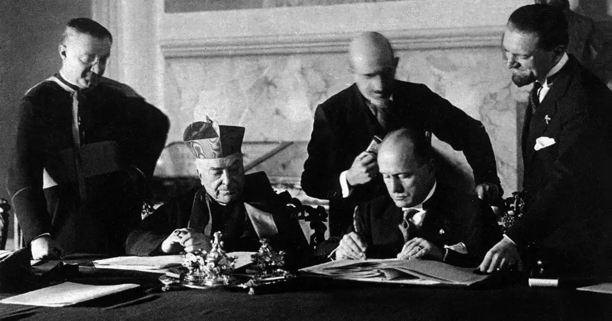 La signature des accords du Latran entre le Saint-Siège et le Royaume d'Italie, le 11 février 1929, à la Cité du Vatican.
