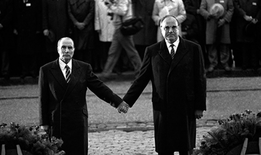 François Mitterrand et Helmut Kohl, le 22/09/1984. AFP Photo / Marcel Mochet