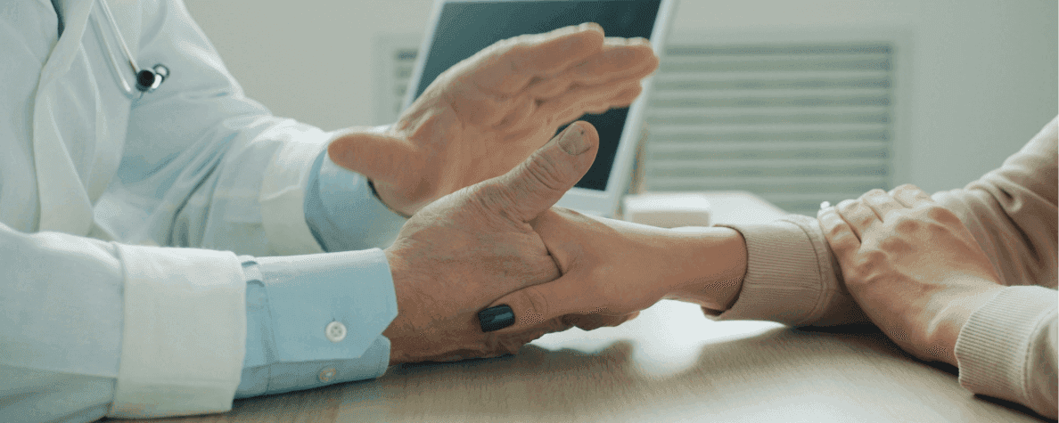 medecin-reconfortant-le-patient-avec-une-main-sur-le-bras