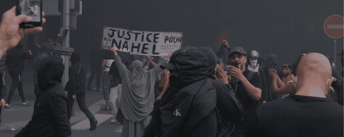 Emeutes avec pancarte "Justice pour Nahel"