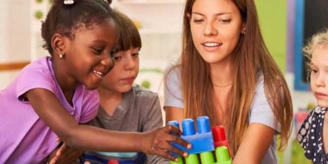 Être une femme et travailler chez soi : les assistantes maternelles entre disponibilité étendue et rémunération limitée