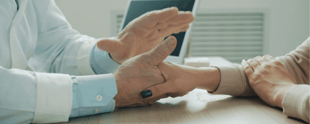 medecin-reconfortant-le-patient-avec-une-main-sur-le-bras