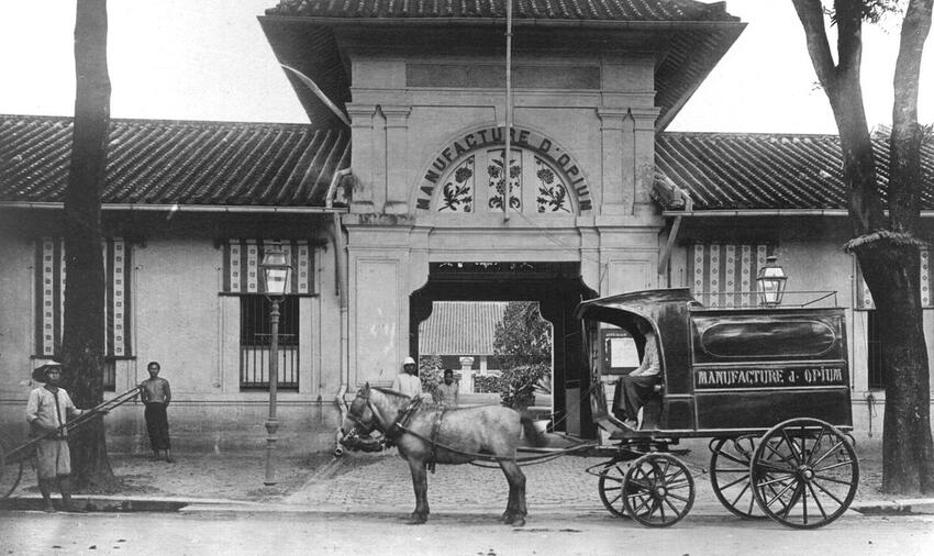 "Manufacture de l'Opium à Saigon" (1904). Manhhai / Flickr