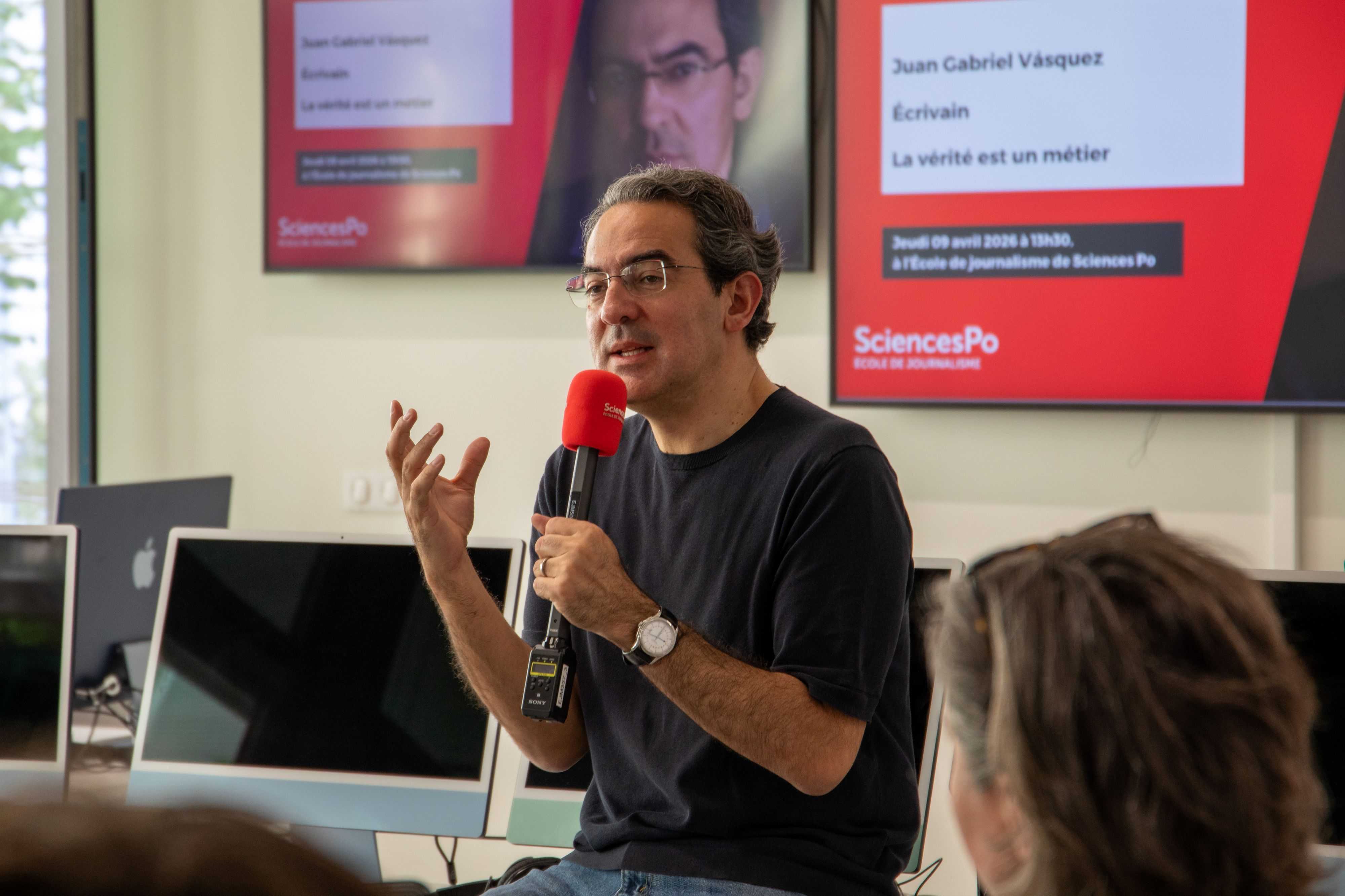Avec l'écrivain et journaliste Juan Gabriel Vásquez