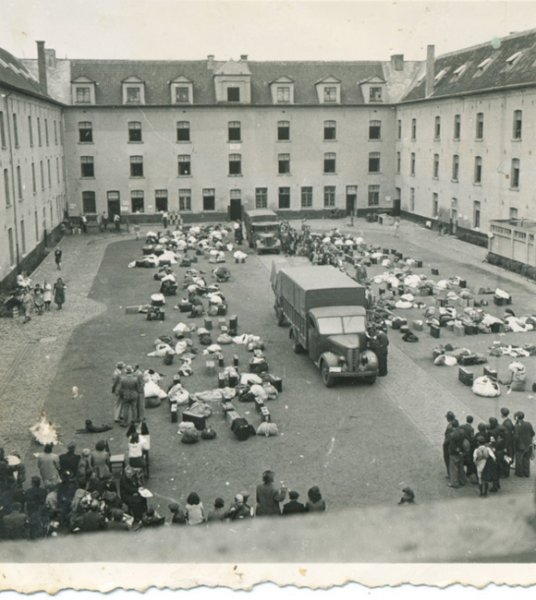 Ce document exceptionnel montre l’arrivée des nouveaux internés à la caserne Dossin. Cette photo date vraisemblablement de la fin de l’été 1942, du temps des grandes rafles et des arrestations massives