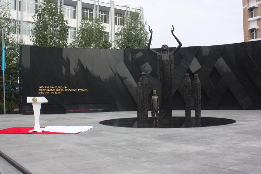 Monument à la mémoire des victimes de la famine de 1932. Inauguration à Astana (Kazakhstan), 31 mai 2012