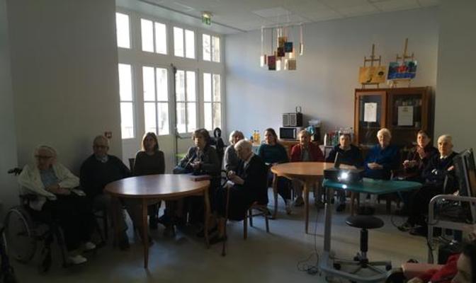 Miembros de Partage et Vie escuchando la exposición de ABYA YALA