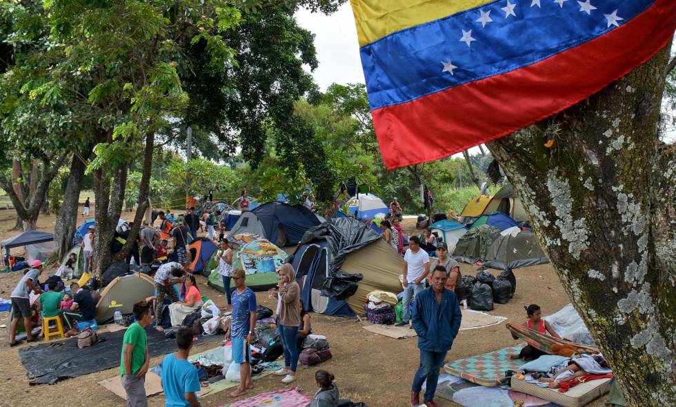 Venezolanos a las afueras de la Terminal de Transportes de Cali.