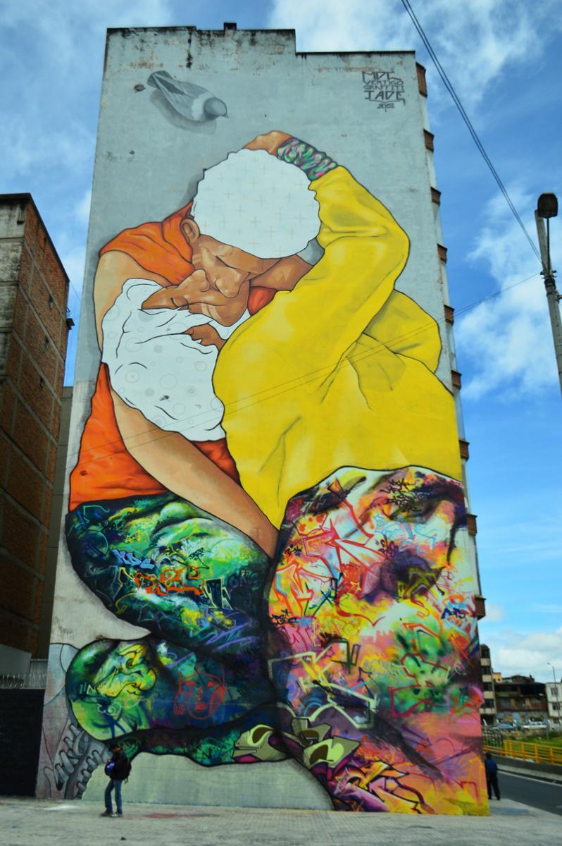 Peint en 2013 sur la base d’une photo associée à un article paru dans un grand quotidien (El Tiempo), le « baiser des invisibles » est devenu l’emblème du street art à Bogota. Situé sur la calle 26, la principale artère de la ville qui jouxte des quartiers déshérités, il offre une touche d’humanité au milieu de la misère.