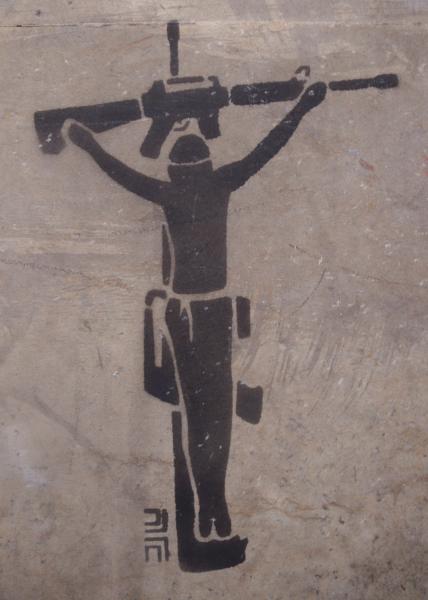 Allusion à la guerre et la violence, croix du Christ faites d’armes à feu 